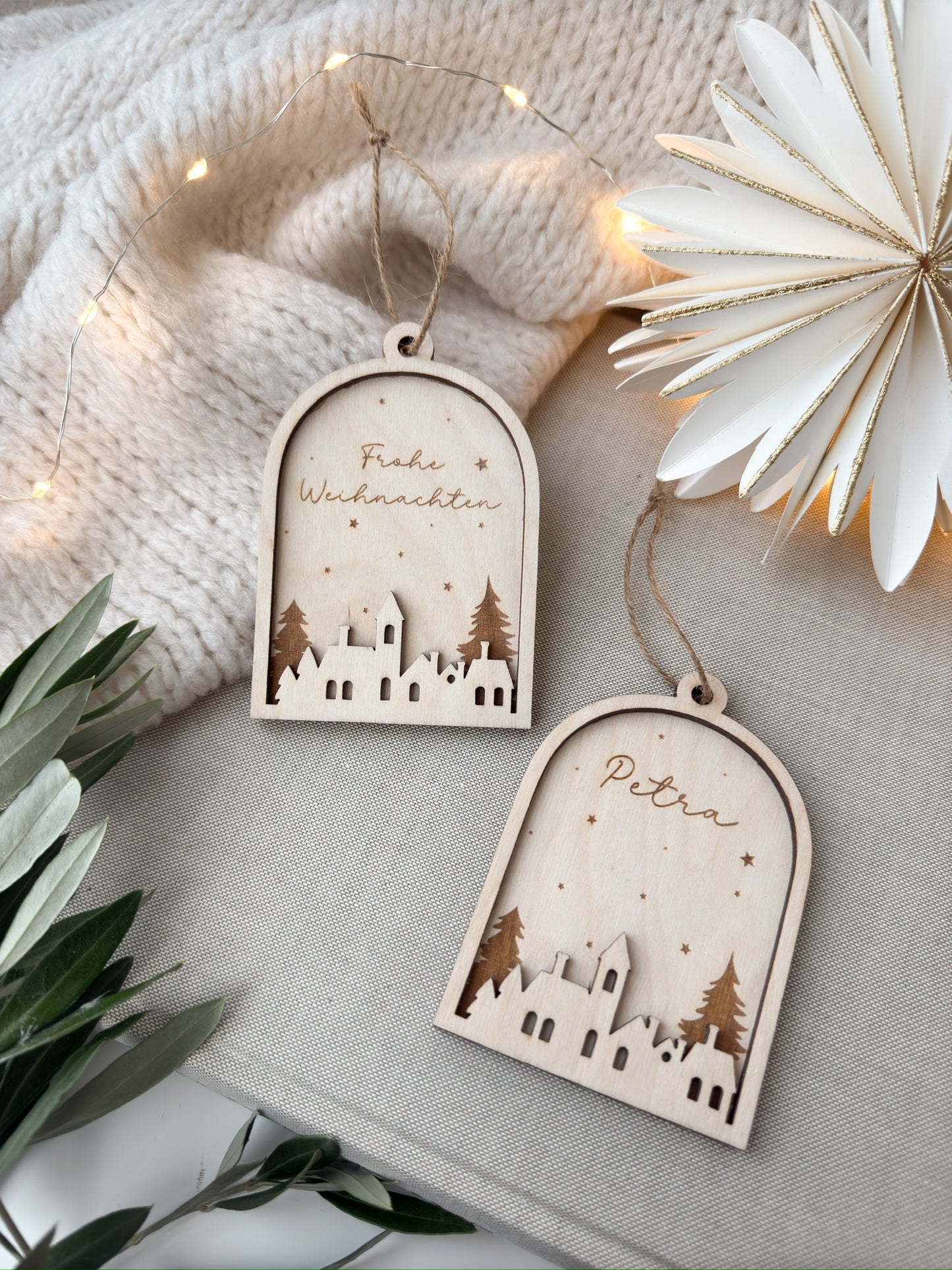 Personalisierter Christbaumanhänger - Schneekugelstadt