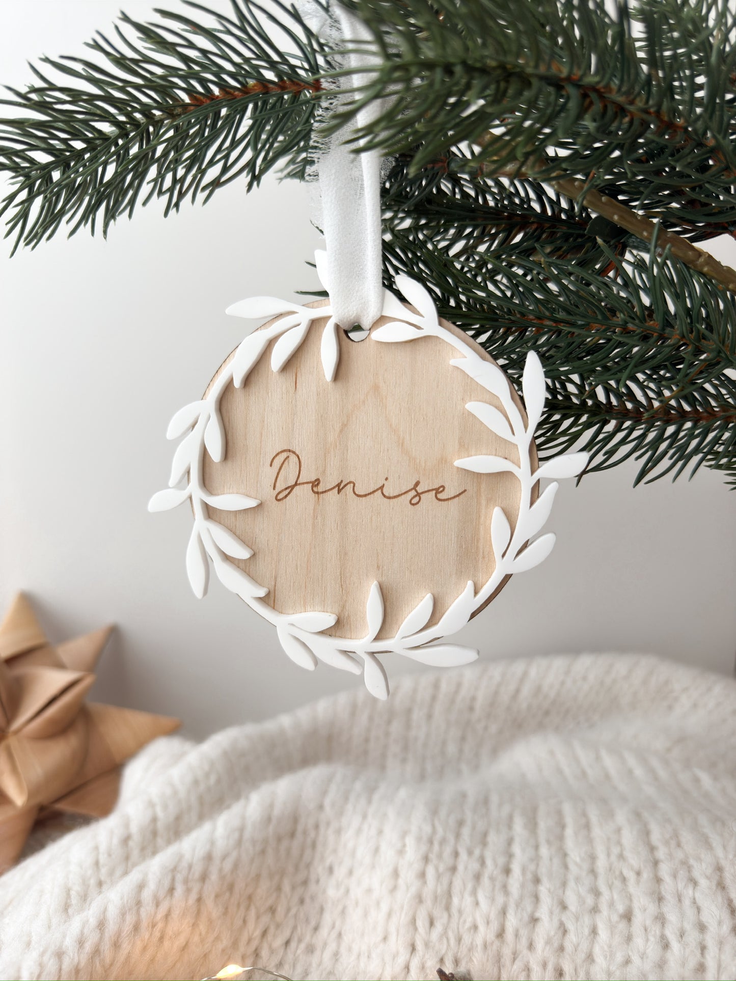 Personalisierter Christbaumanhänger - floraler Kranz