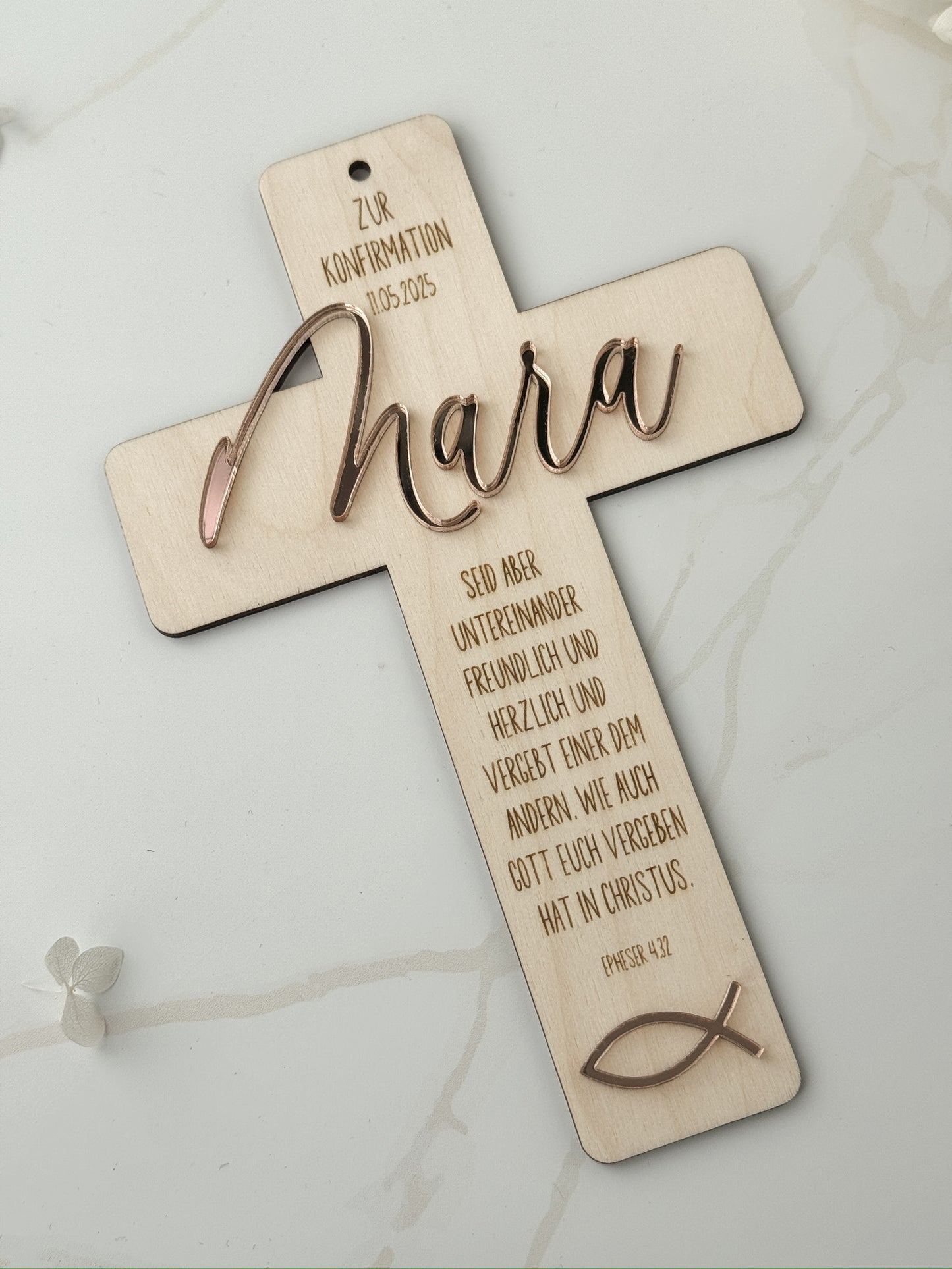 Personalisiertes Holzkreuz mit 3D-Namen aus Acryl