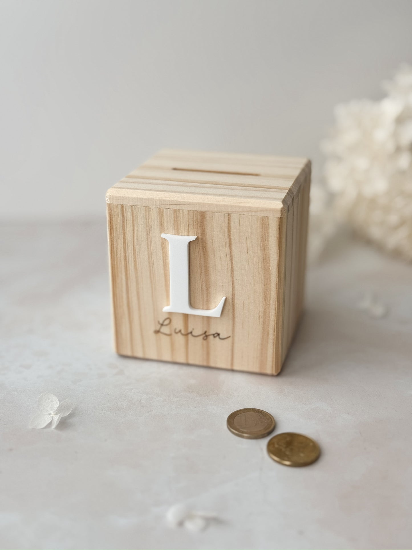 Spardose aus Holz mit Namensgravur und Initial