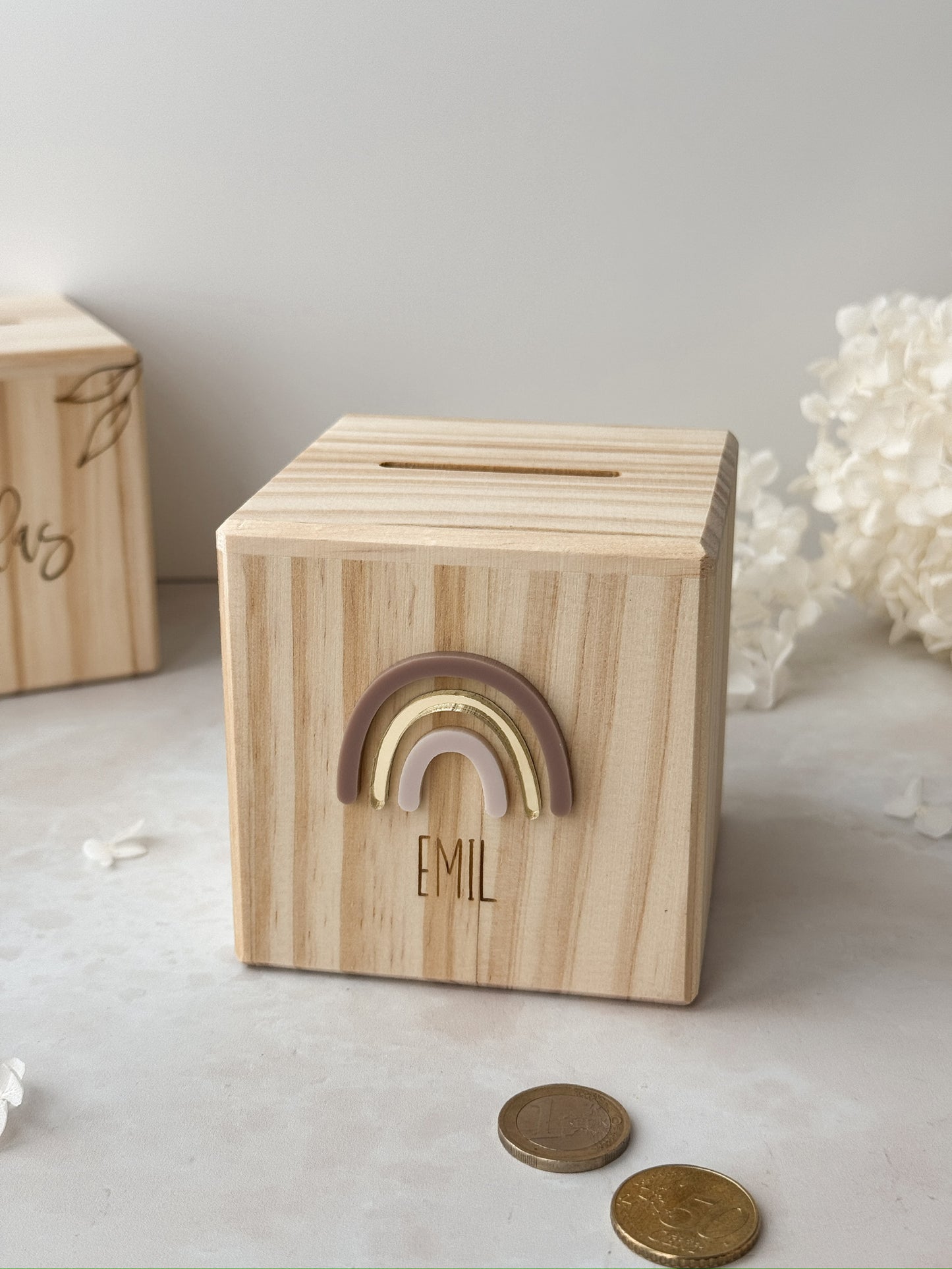 Spardose aus Holz mit Namen und Regenbogen