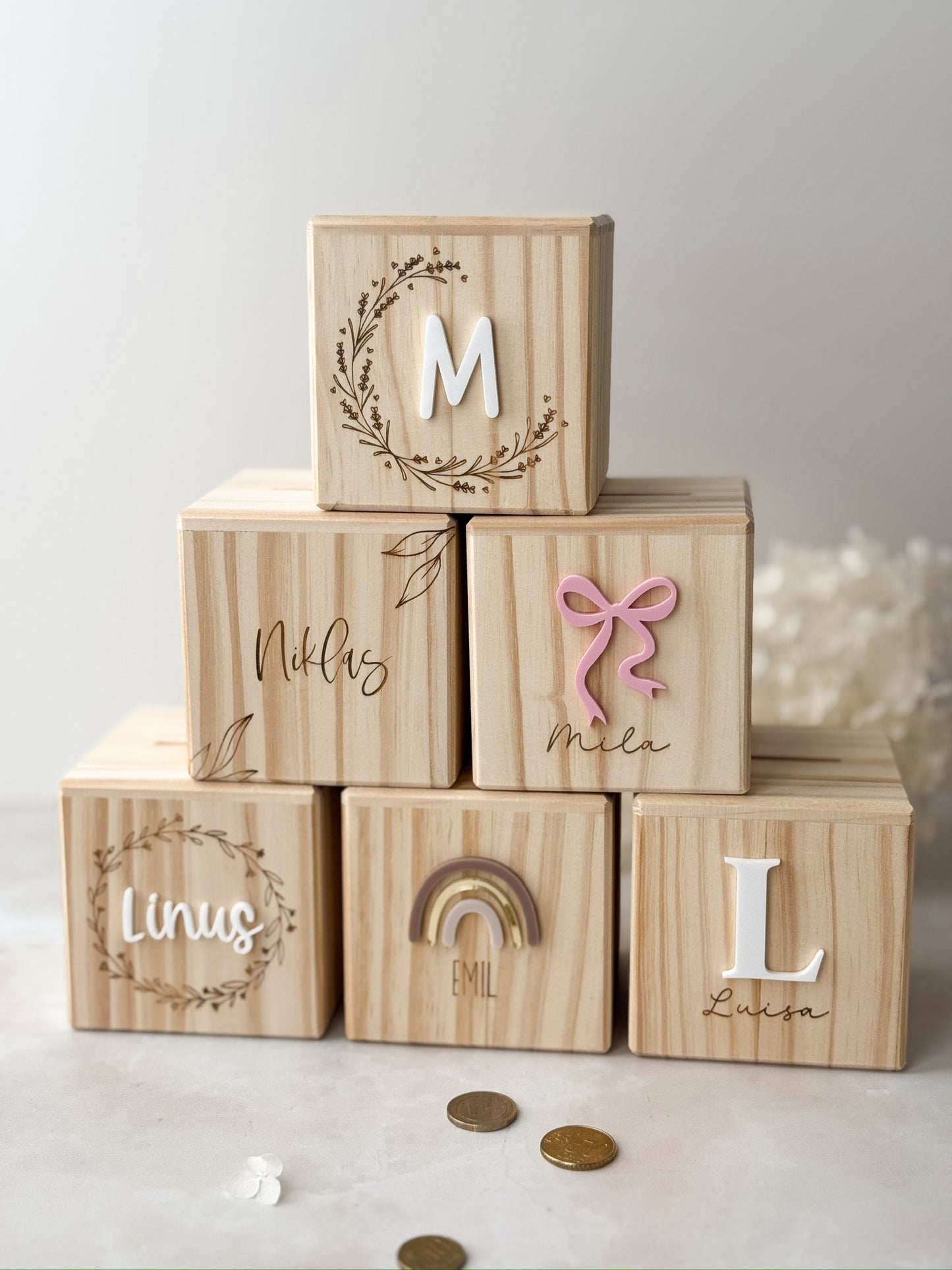 Spardose aus Holz mit floralem Kranz und Initial