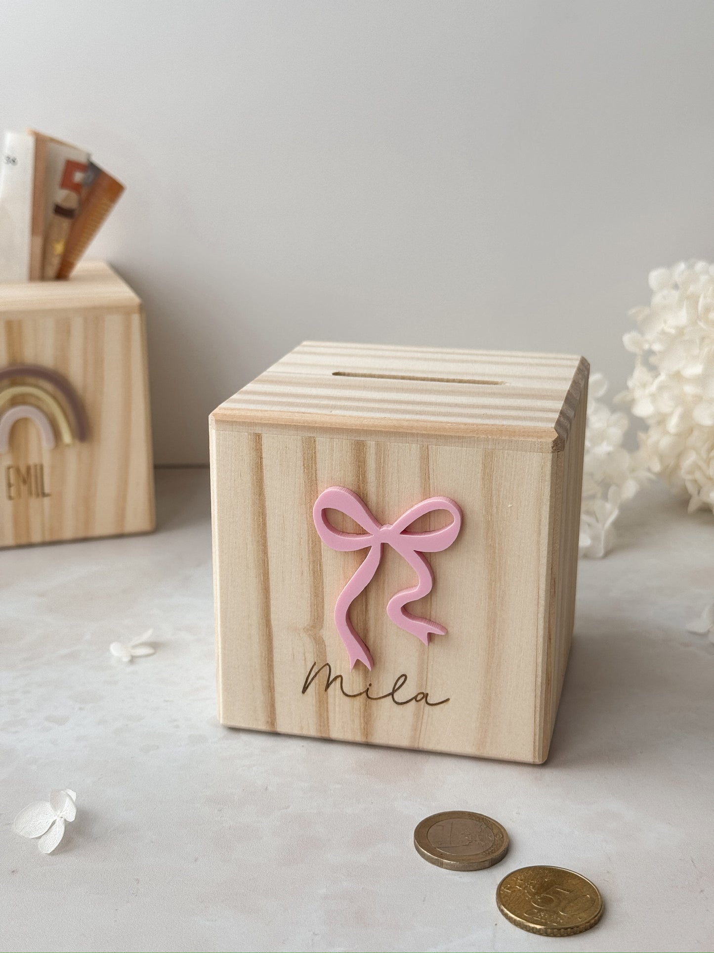 Spardose aus Holz mit Namensgravur und Schlleife