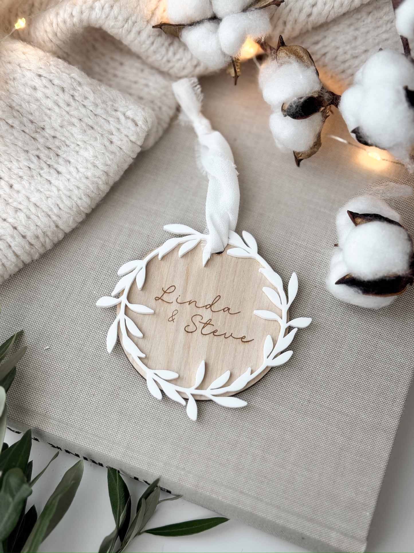 Personalisierter Christbaumanhänger - floraler Kranz