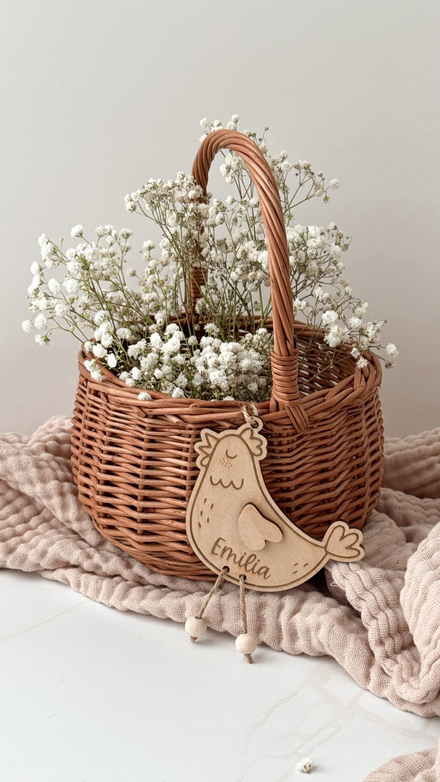 Osterkörbchen mit personalisiertem Hennen-Anhänger