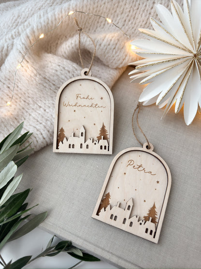 Personalisierter Christbaumanhänger - Schneekugelstadt