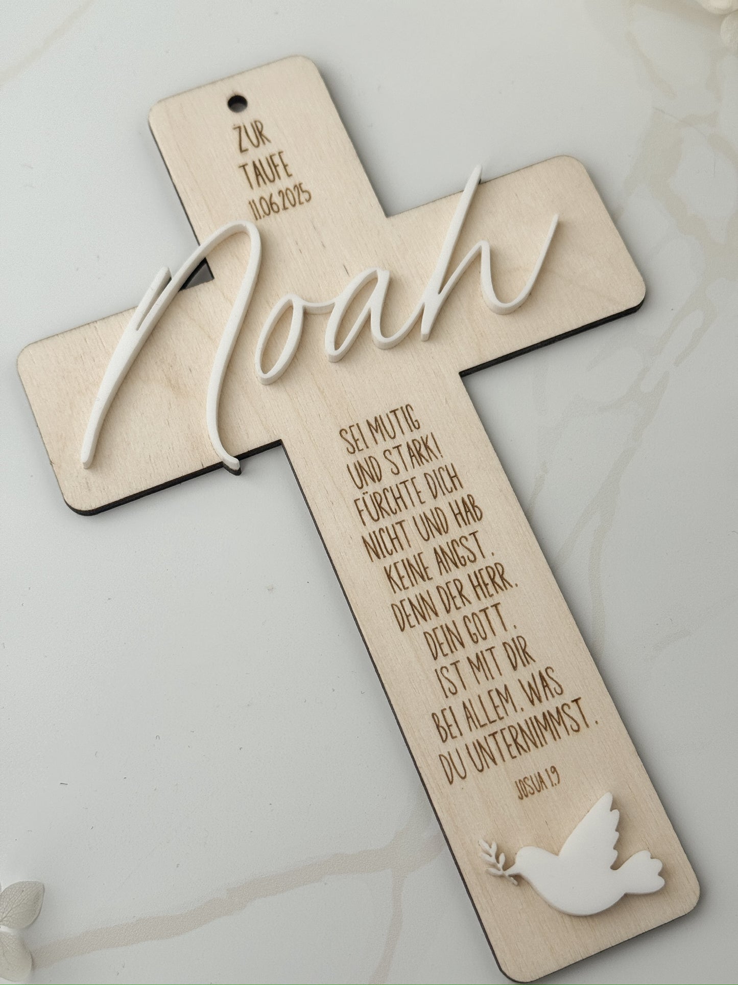 Personalisiertes Holzkreuz mit 3D-Namen aus Acryl