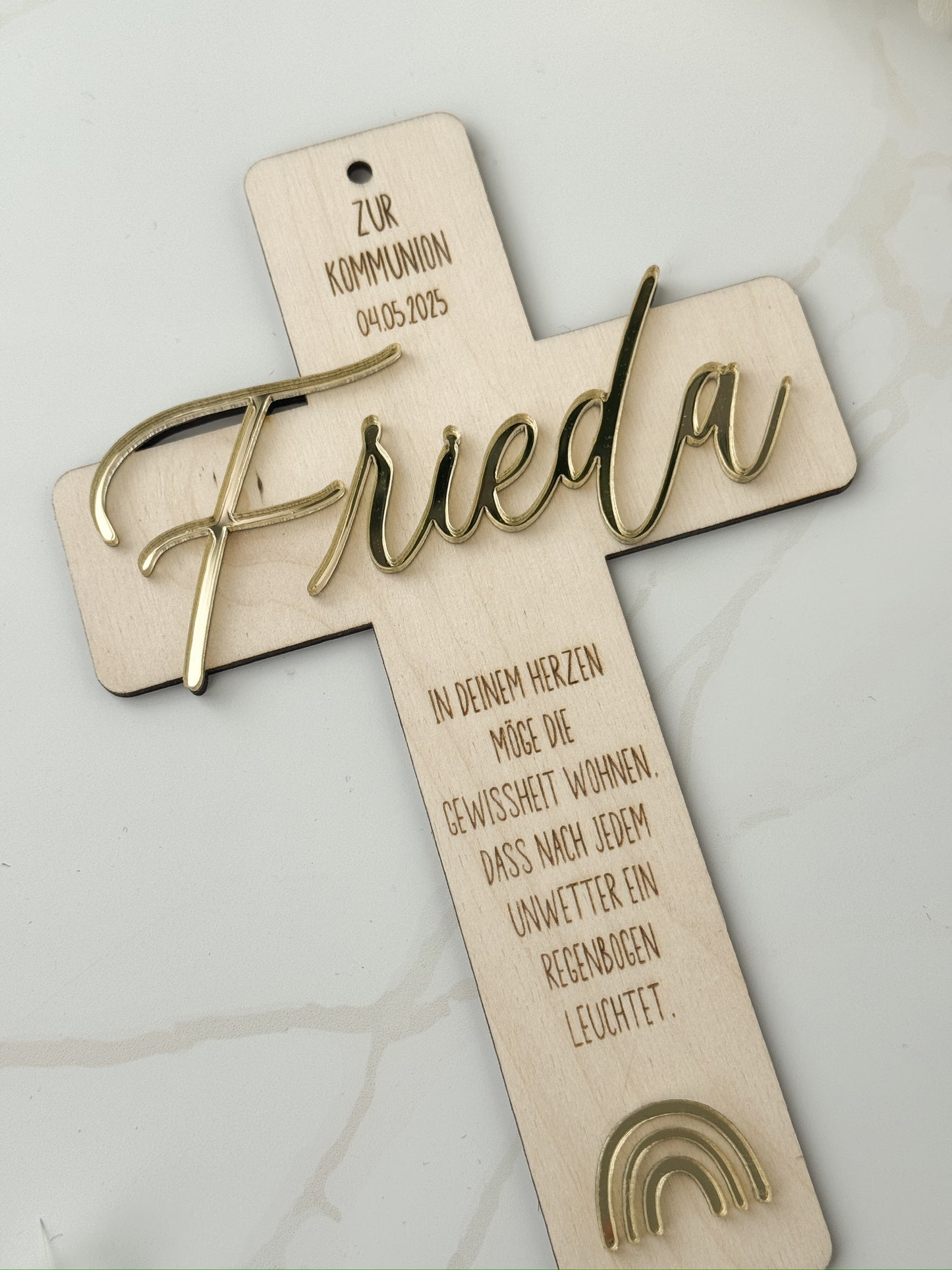 Personalisiertes Holzkreuz mit 3D-Namen aus Acryl