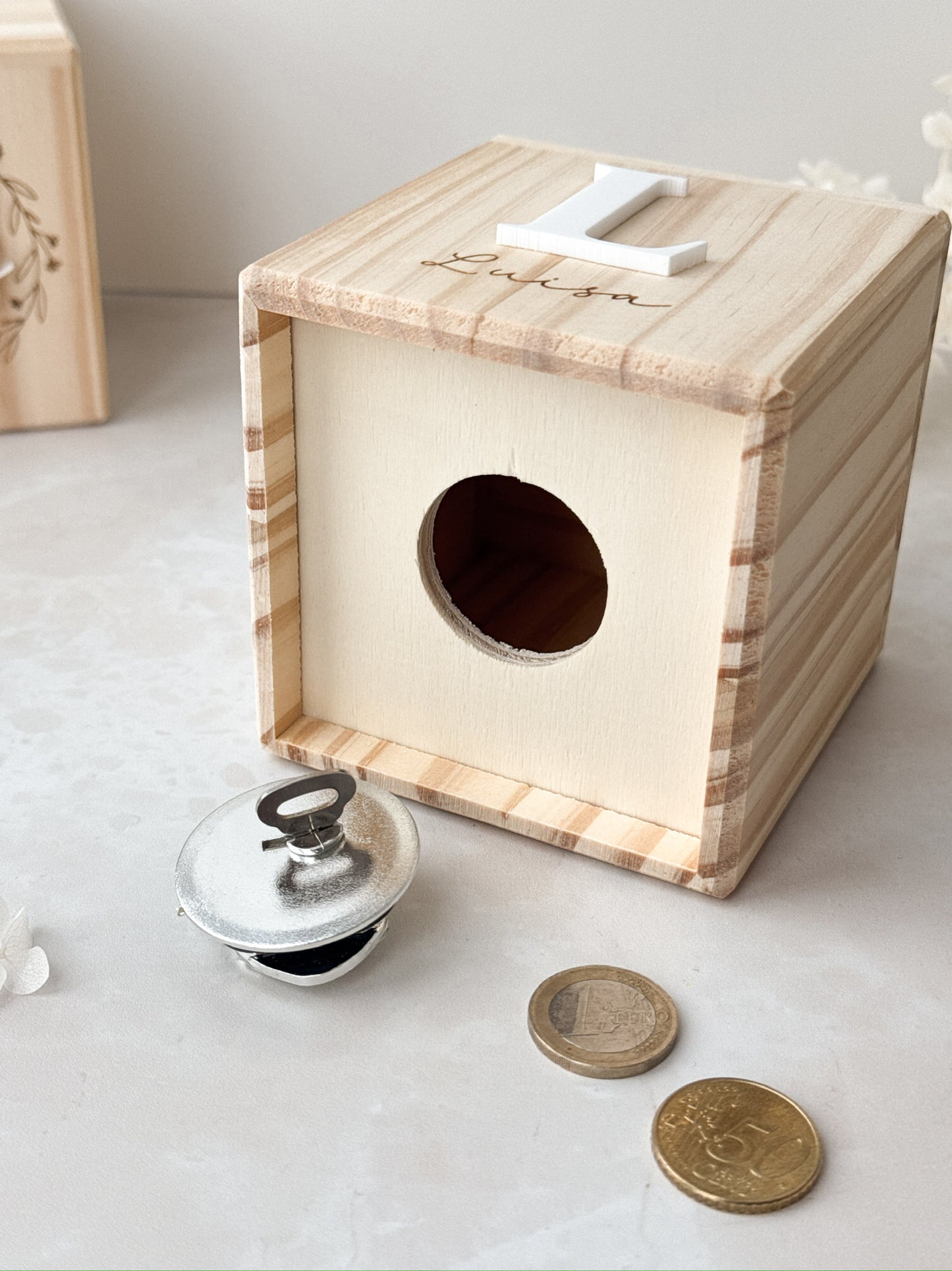 Spardose aus Holz mit Namensgravur und Initial