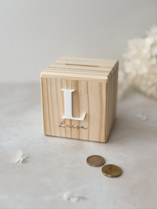 Spardose aus Holz mit Namensgravur und Initial