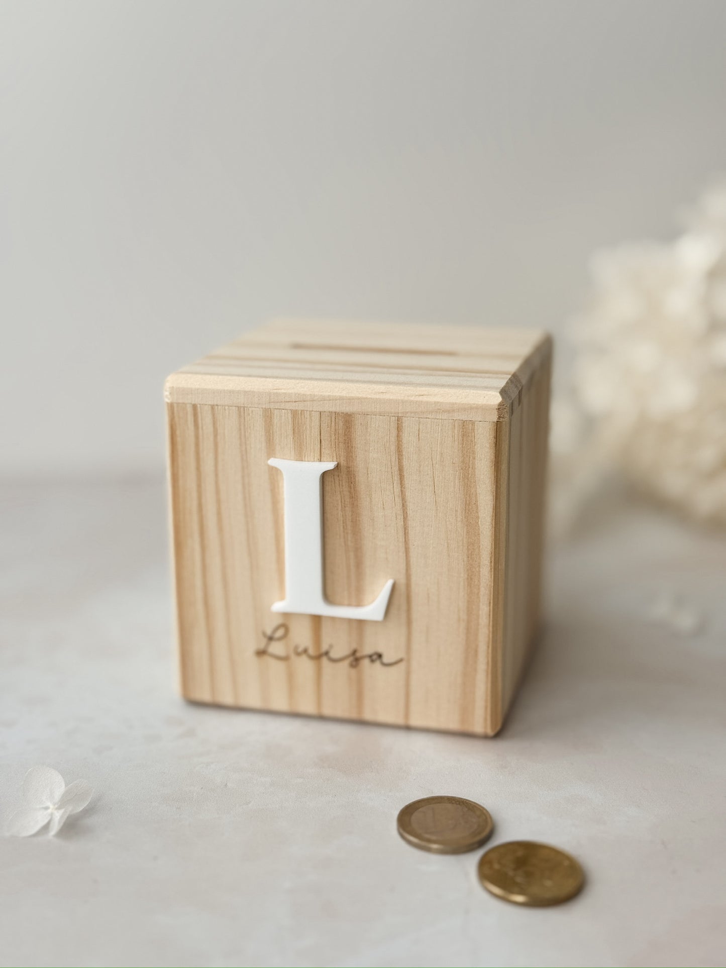 Spardose aus Holz mit Namensgravur und Initial