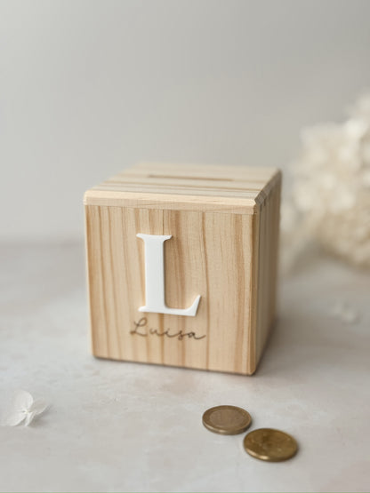 Spardose aus Holz mit Namensgravur und Initial