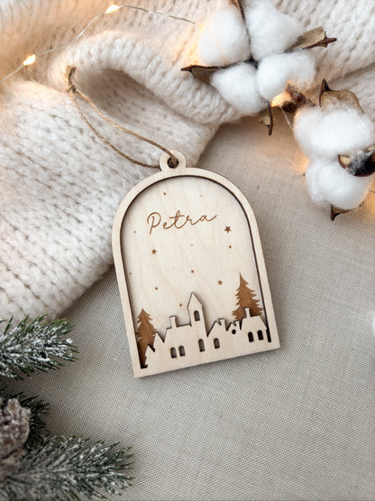 Personalisierter Christbaumanhänger - Schneekugelstadt