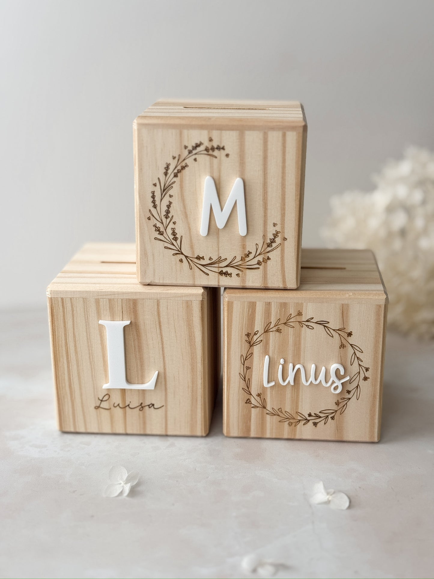 Spardose aus Holz mit Namensgravur und Initial