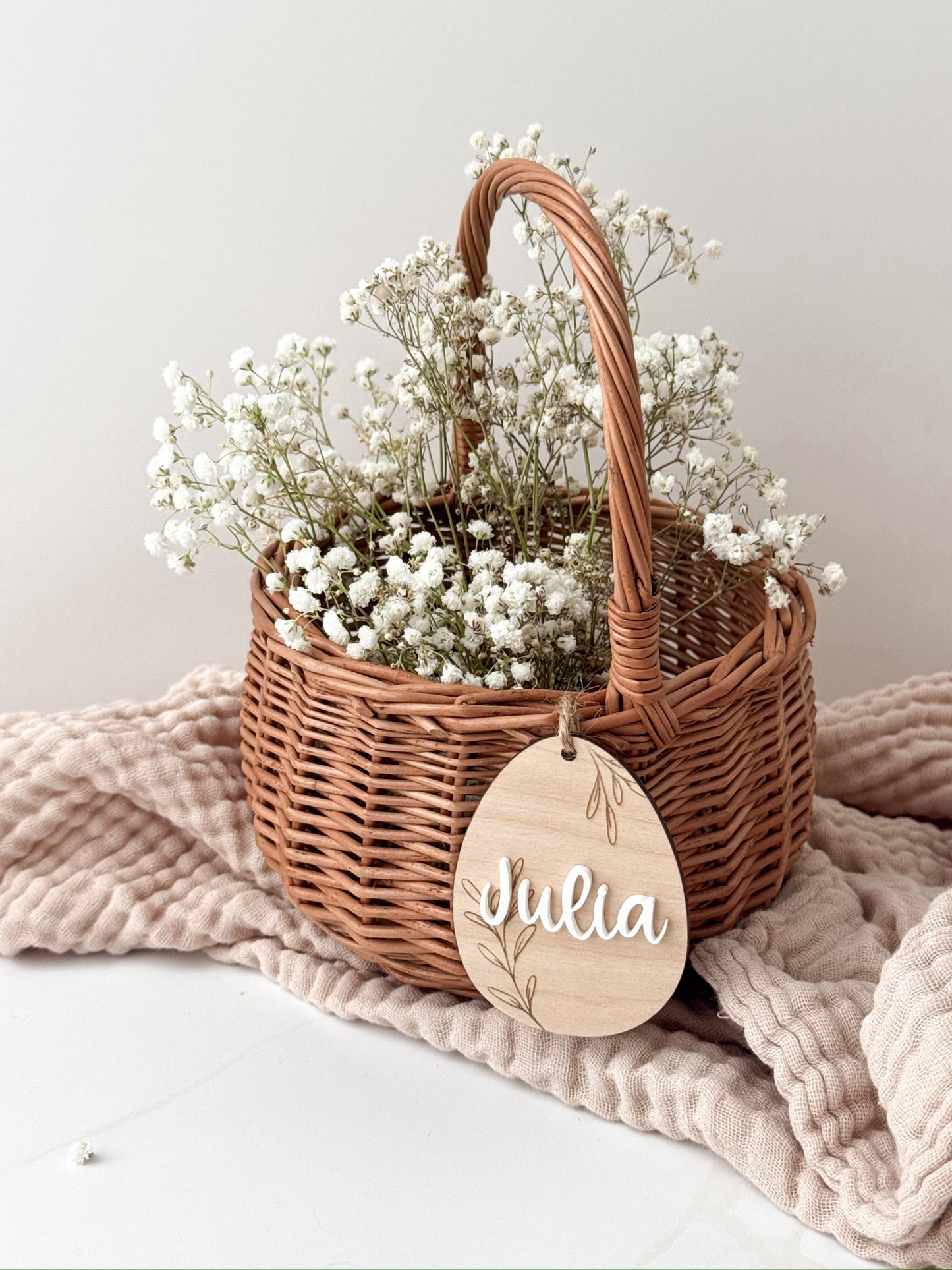 Osterkörbchen mit personalisiertem Ei-Anhänger