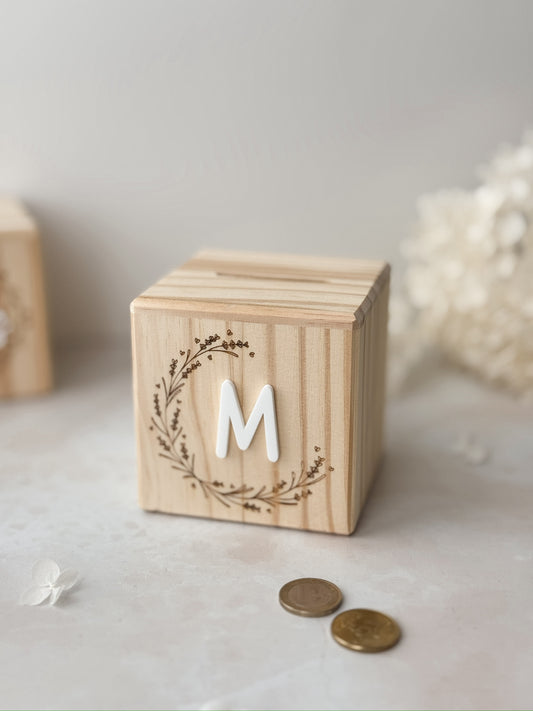 Spardose aus Holz mit floralem Kranz und Initial