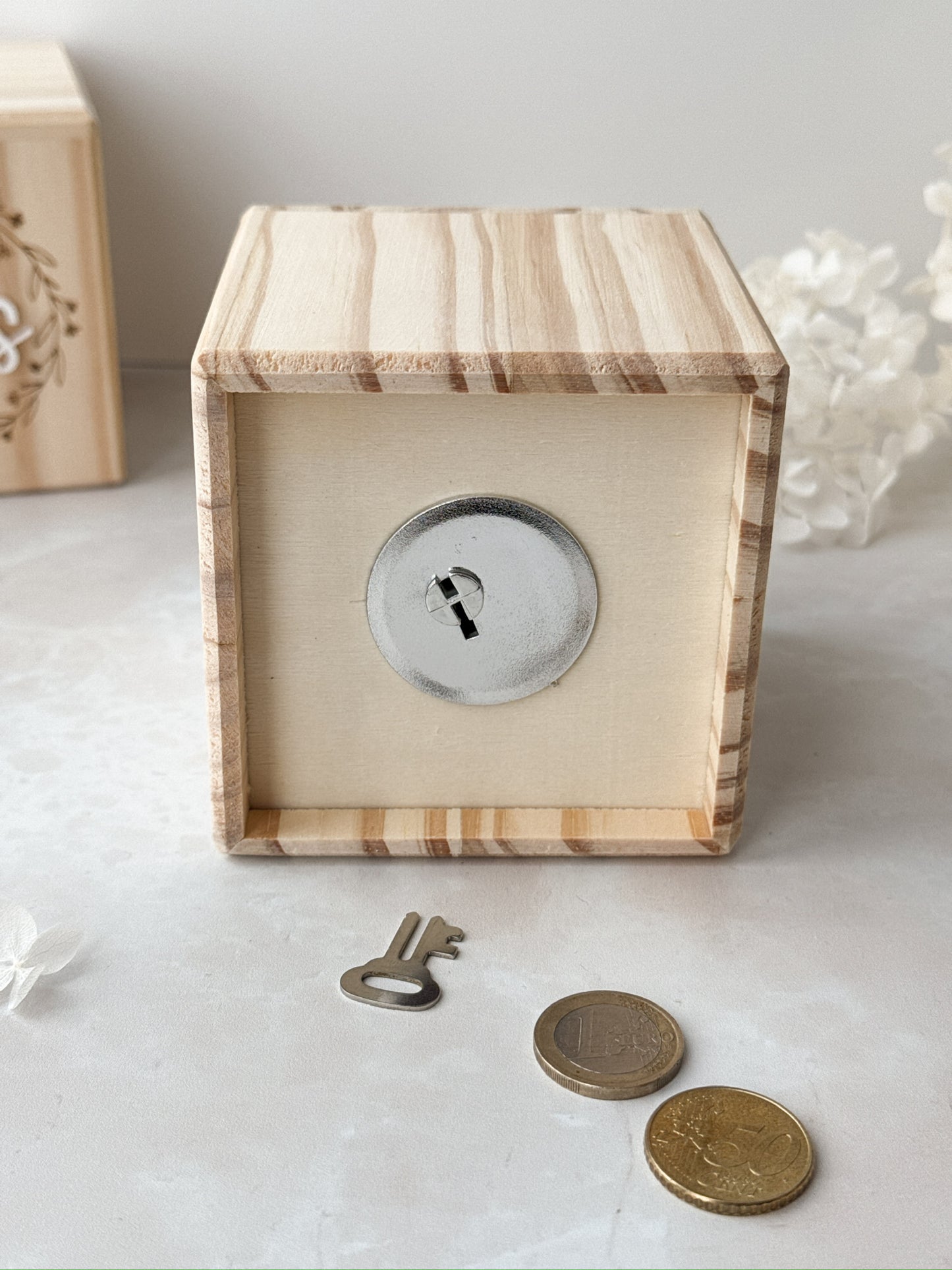 Spardose aus Holz mit Namensgravur und Initial