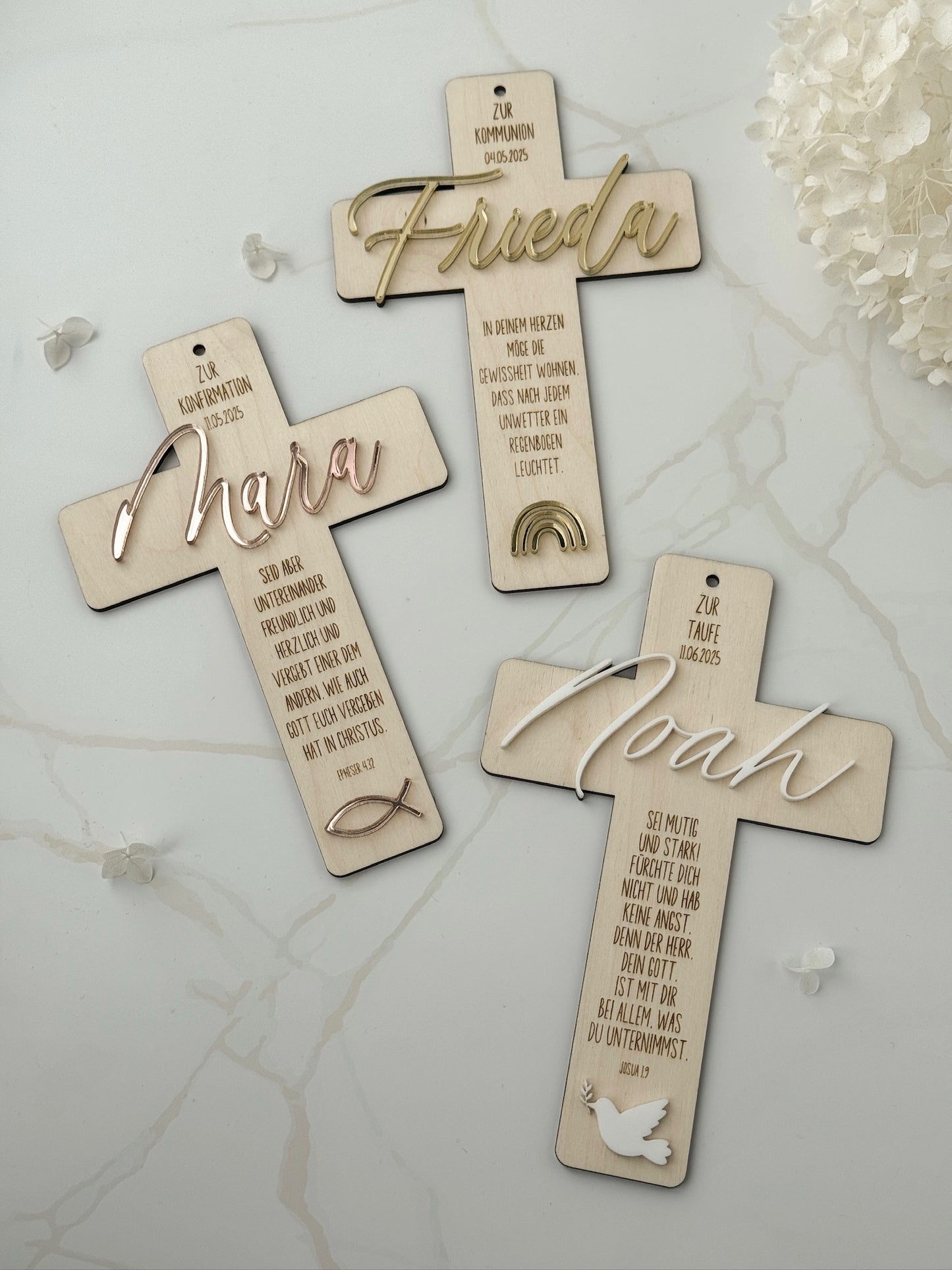 Personalisiertes Holzkreuz mit 3D-Namen aus Acryl