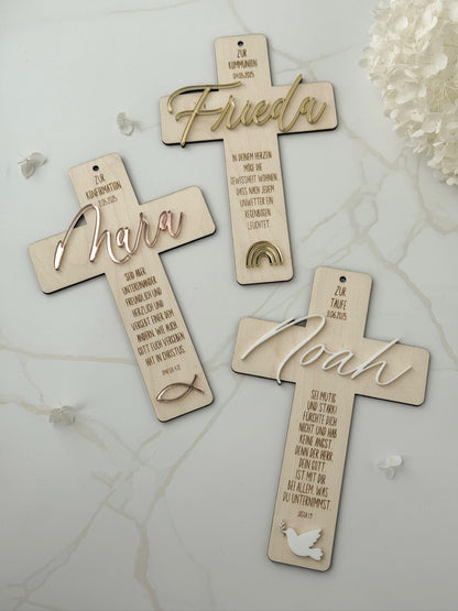 Personalisiertes Holzkreuz mit 3D-Namen aus Acryl