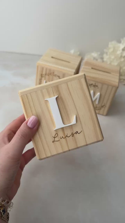 Spardose aus Holz mit Namensgravur und Initial