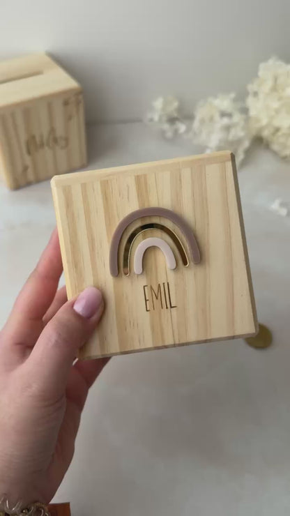 Spardose aus Holz mit Namen und Regenbogen