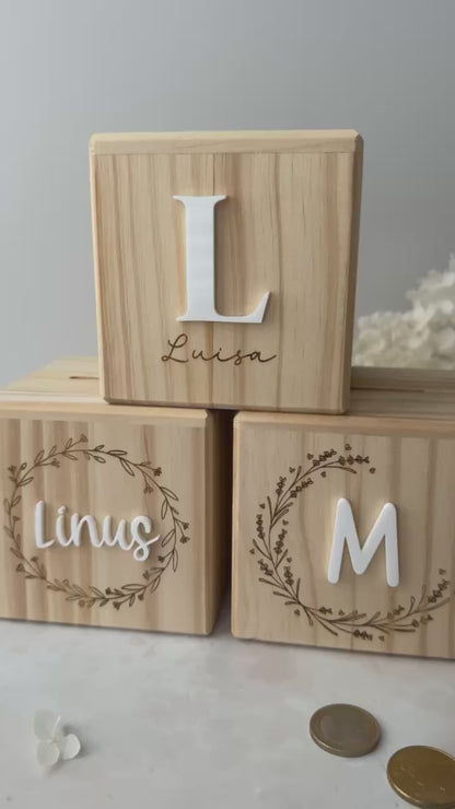 Spardose aus Holz mit floralem Kranz & Namen