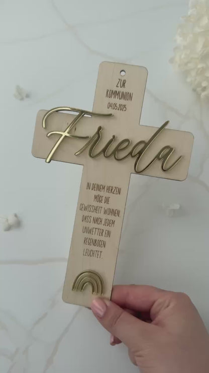 Personalisiertes Holzkreuz mit 3D-Namen aus Acryl