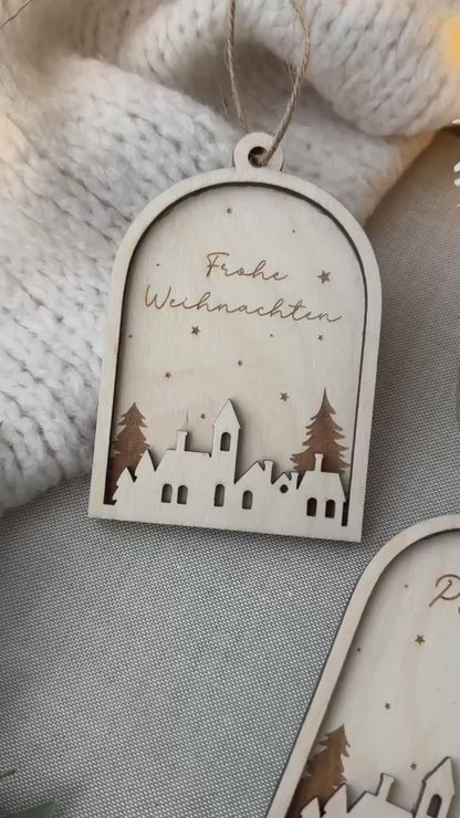 Personalisierter Christbaumanhänger - Schneekugelstadt