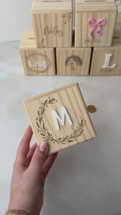 Spardose aus Holz mit floralem Kranz und Initial