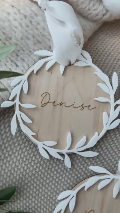 Personalisierter Christbaumanhänger - floraler Kranz